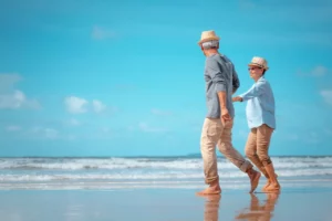 Un couple âgé profite de son placement assurance vie après 70 ans
